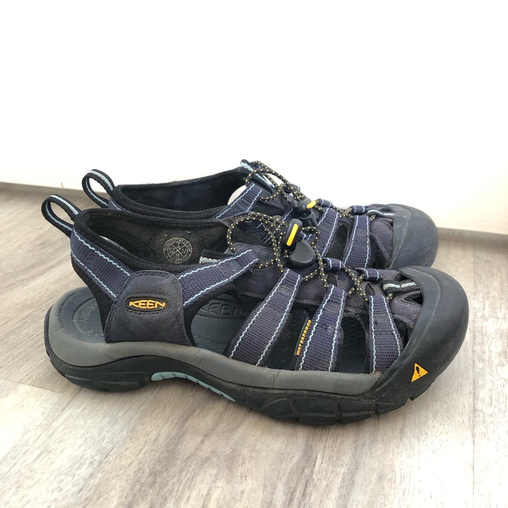 Keen Navy and Black Women’s Sandal -Size 7-Comfortable Outdoor Casual -Excellent